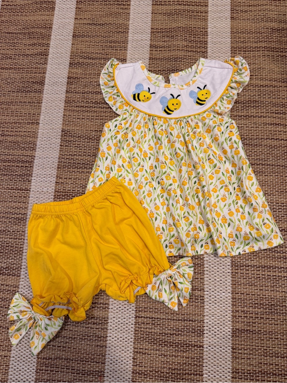 Yellow Bee Print Girls' Two-Piece Outfit